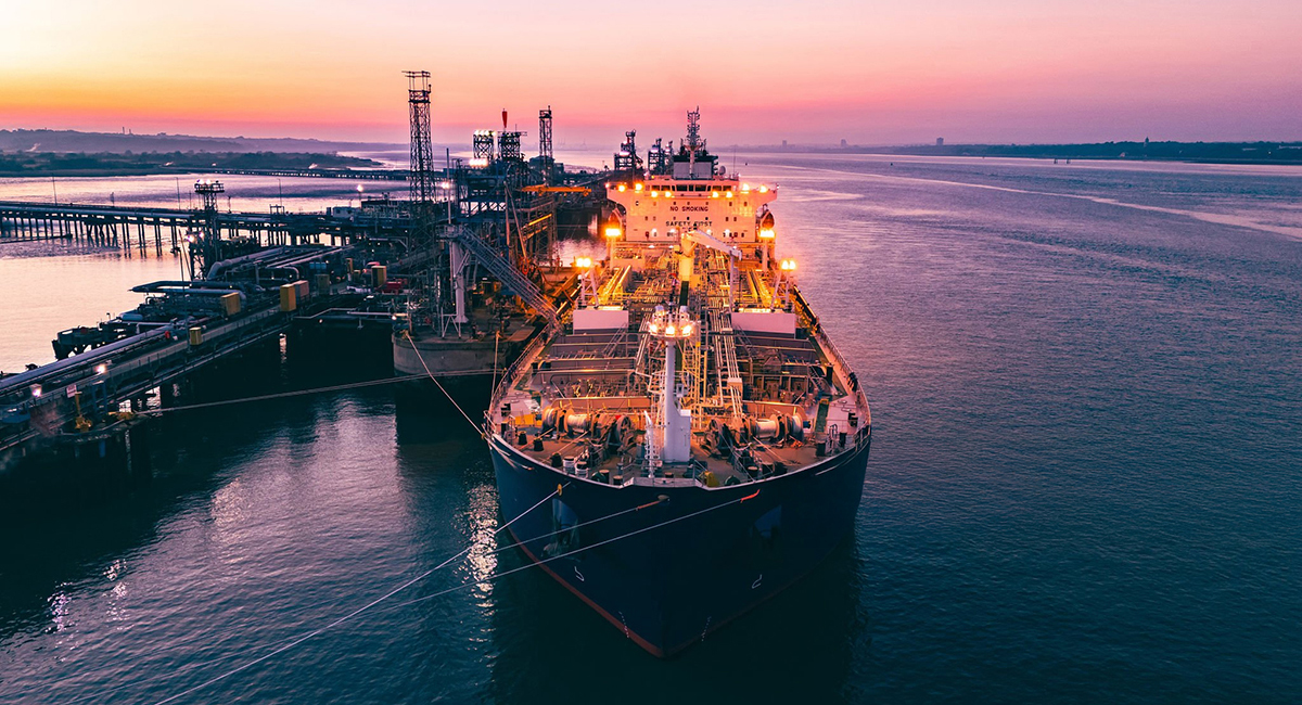 The Tanker War Sent Oil Up 18%. The Canadian Dollar's Muted Response Is the Signal to Watch